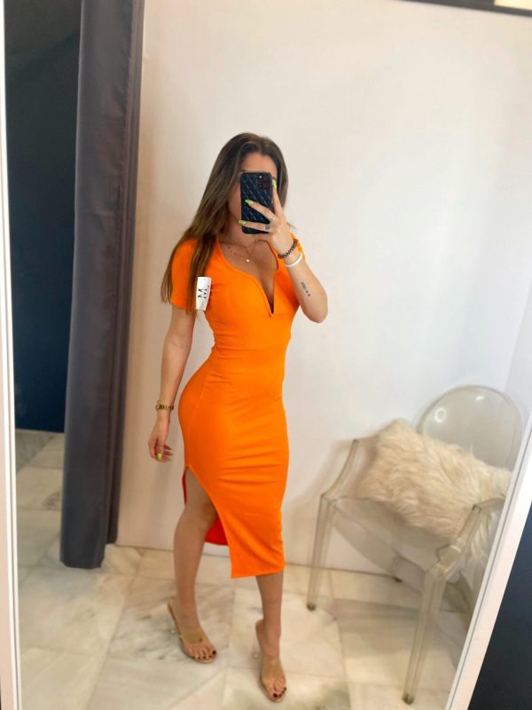 Vestido naranja con abertura